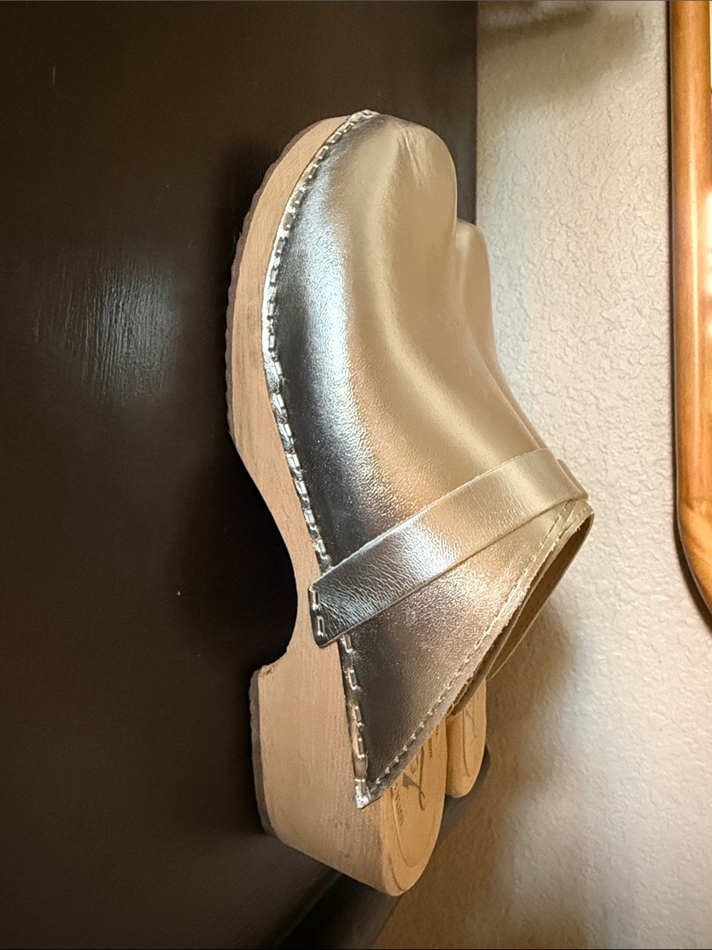 Lotta From Stockholm light gray leather clogs
